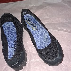 Skechers size 8 black lace shoes